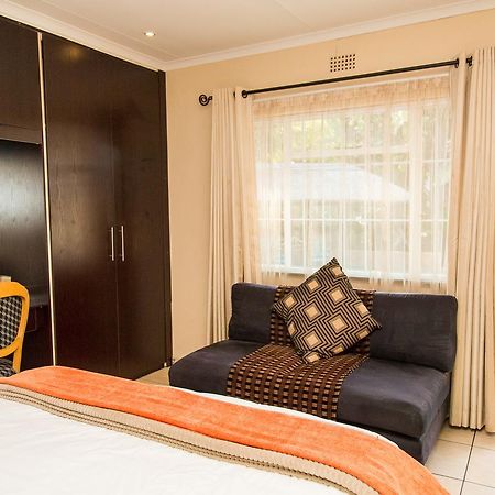 Sollunaa Guesthouse Sandton Esterno foto