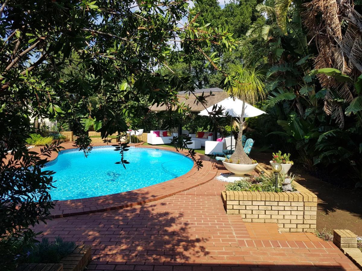 Sollunaa Guesthouse Sandton Esterno foto