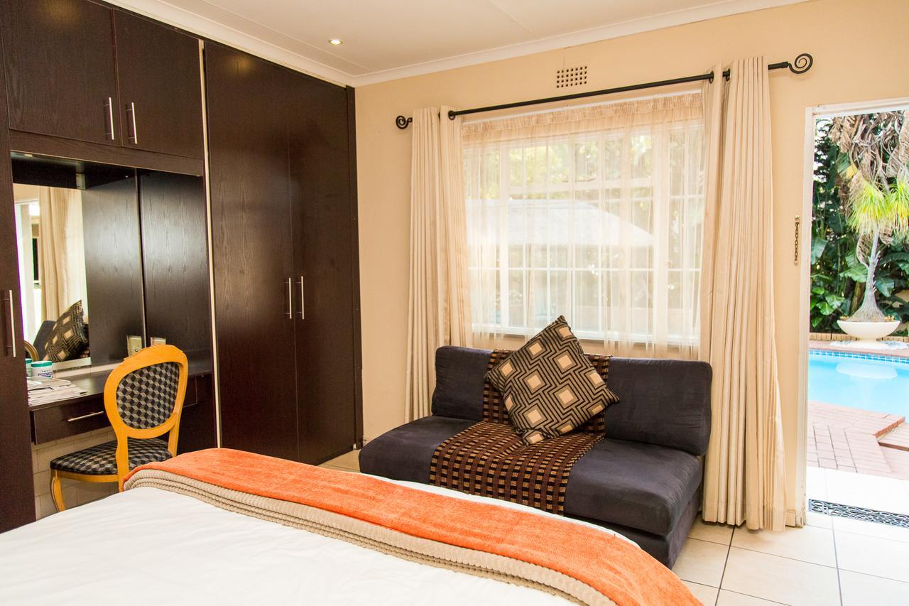 Sollunaa Guesthouse Sandton Esterno foto